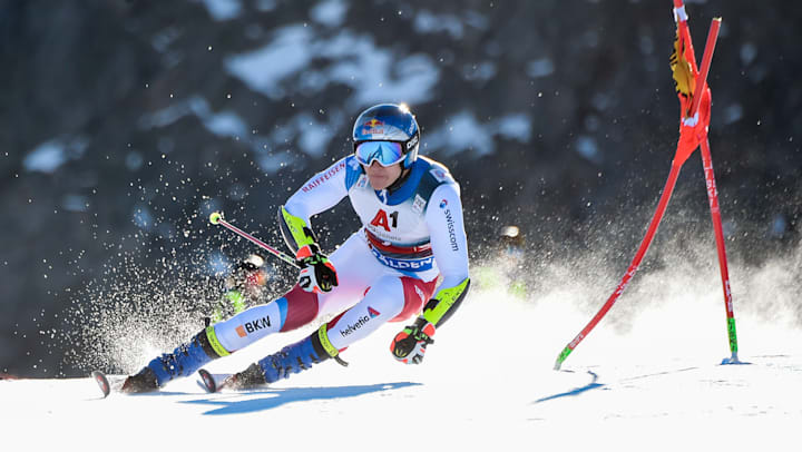 Marco Odermatt faisant du slalom géant pendant la Coupe du monde du ski alpin