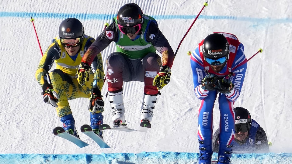 Compétition de ski cross, Brady Leman est au centre des deux autres compétiteurs