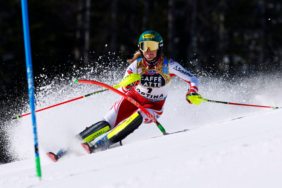Femme faisant une compétition de slalom